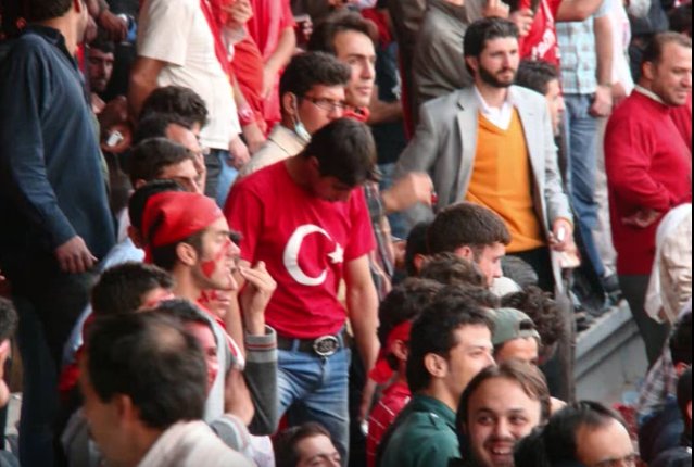 تصویر) سوء استفاده رسانه‌های ترکیه از حواشی هواداران تراکتور! 