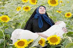  نمایش رنج‌ها و زحمت‌های یک مادر