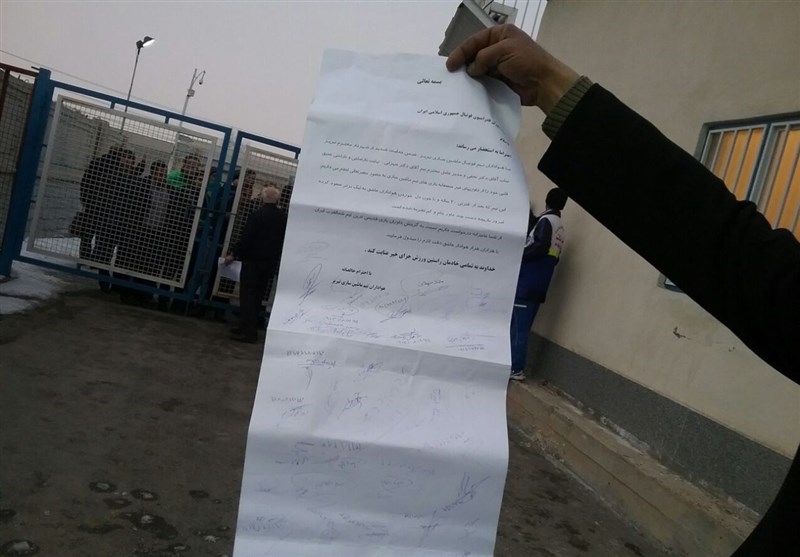 امضای طومار اعتراضی توسط هواداران ماشین‌سازی تبریز