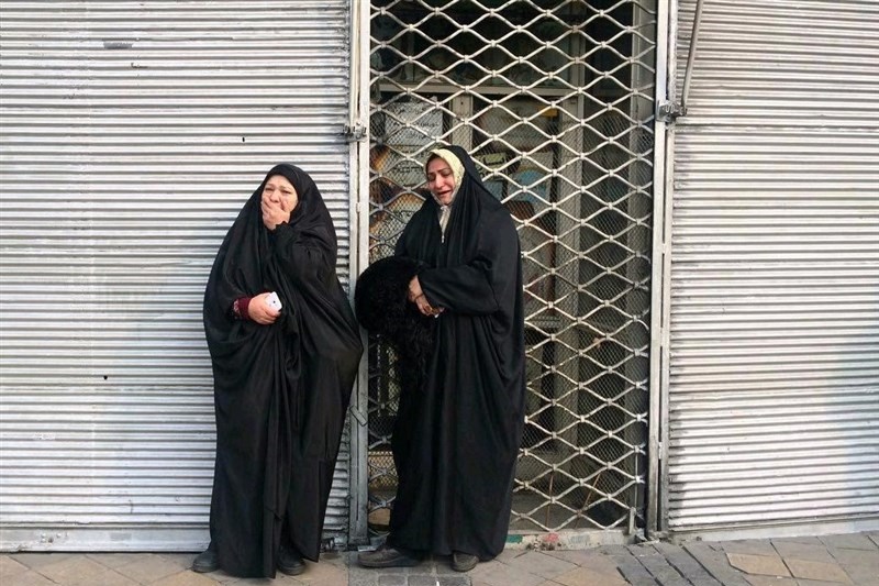 عکس/انتظار تلخ خانواده شهدای آتش نشان مقابل پلاسکو