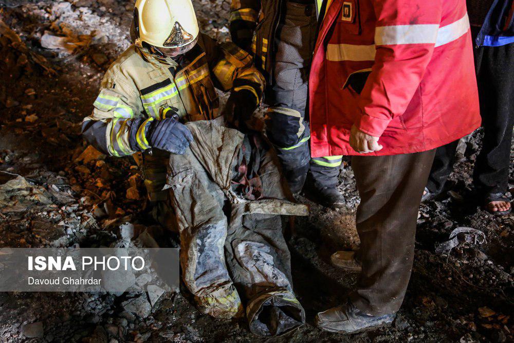 عکس: کشف لباس یکی از آتش نشانان حادثه پلاسکو