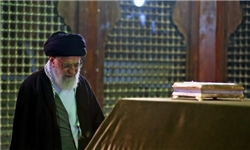 ادای احترام رهبر معظم انقلاب به بنیانگذار کبیر انقلاب اسلامی