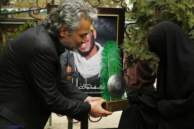 عکس/ مرحوم حسن جوهرچی بر سر مزار شهدای مدافع حرم
