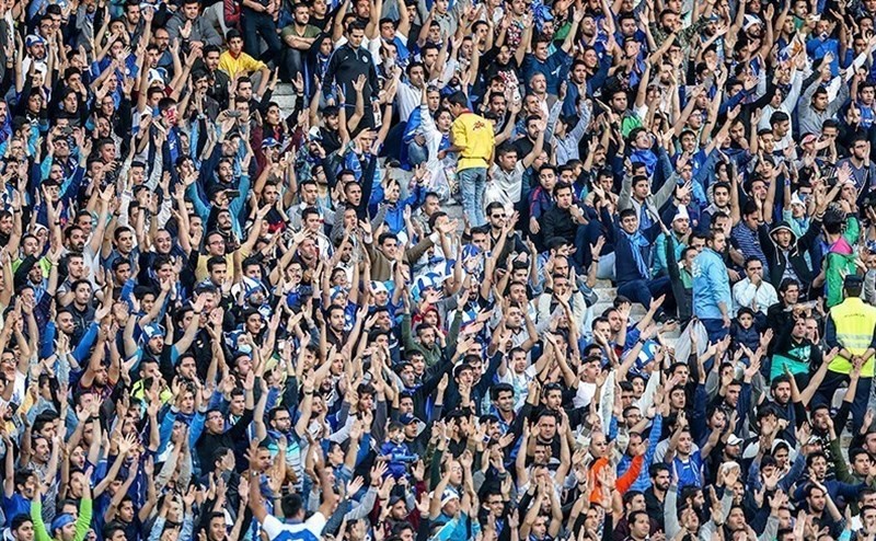 حضور هزاران هوادار استقلال در ورزشگاه/ شعار علیه السد و پرسپولیس