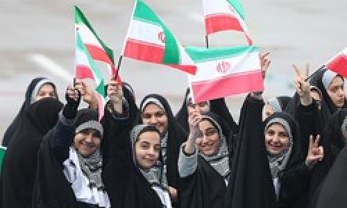 آسوشیتدپرس: راهپیمایی مردم ایران با شعارهای ضد آمریکا و اسرائیل در دمای زیر صفر