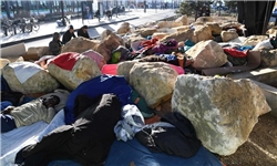 زندگی مهاجران و پناهجویان لابلای تخته سنگ‌ها در پایتخت فرانسه
