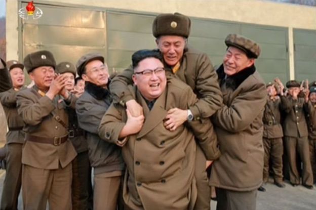 رهبر کره شمالی چه کسی را کول گرفت؟ +(تصویر) 