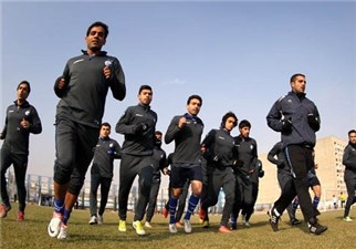 اخراج یک عکاس از تمرین استقلال