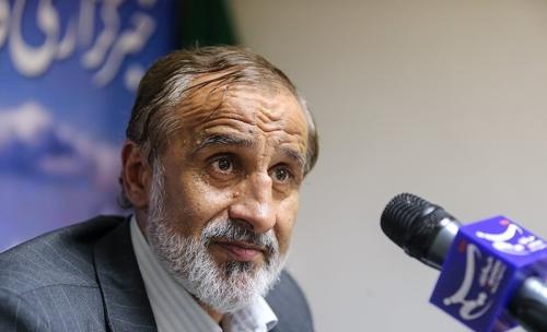 جلوی دوربین نگاه می‌کند و می‌گوید وعده ۱۰۰ روزه ندادم؛ حداقل حرمت لباستان را حفظ کنید