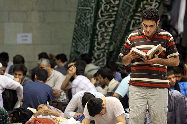 قرعهکشی میان مردم برای حضور در اعتکاف مساجد/تبلیغات انبوه ضد دین یا فطرت جوان ایرانی؛کدام یک موفق بوده است؟