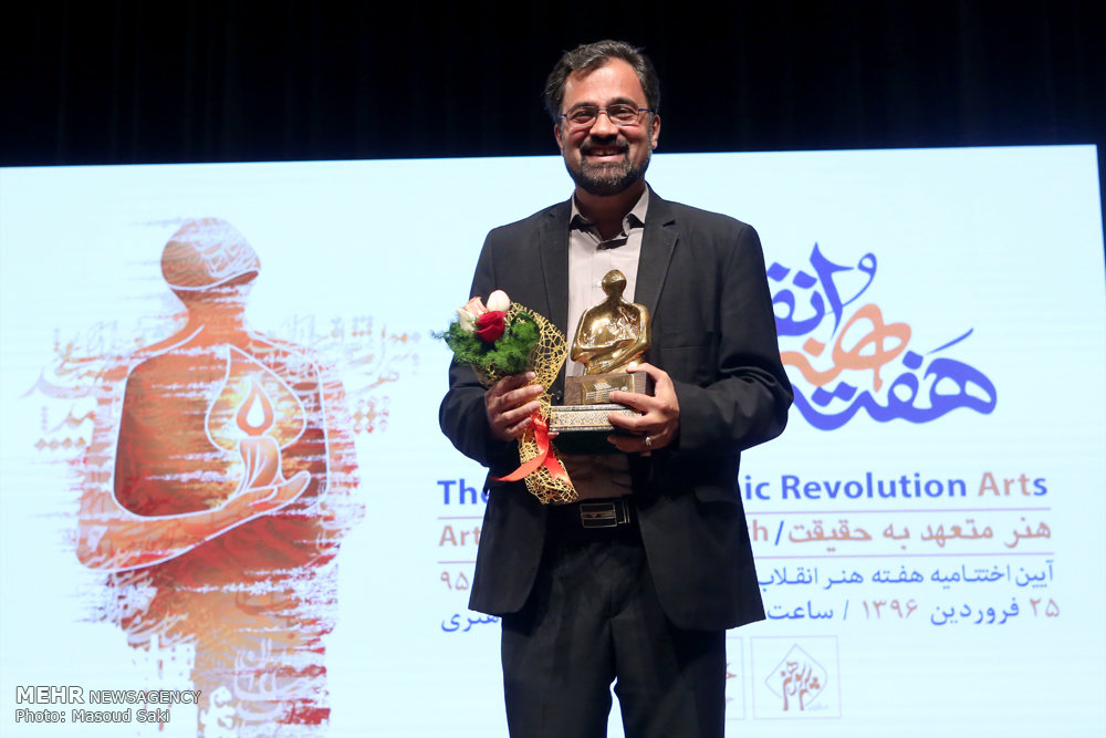 چطور مسعود شجاعی طباطبایی چهره سال هنر انقلاب اسلامی در سال 95 شد؟/جایزه هنر انقلاب از دستان کاریکاتوریست ایرانی به یک شهید لبنانی میرسد