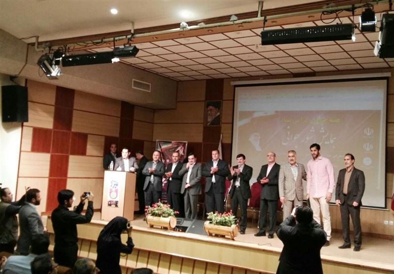  میتینگ سیاسی در همایش تجلیل از ورزشکاران در آستانه انتخابات ریاست‌جمهوری/ صدای اعتراض حاضران بلند شد