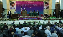 اعتراض شدید کارگران به وضعیت معیشتی خود حین سخنرانی رئیس‌جمهور/ وقتی مجری برنامه کارگران را به خُرد کردن دهان تهدید می‌کند