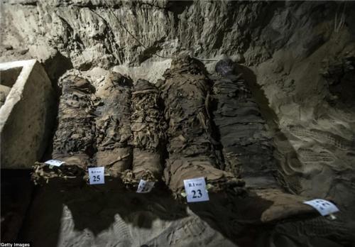 کشف 17 مومیایی 2300 ساله در نزدیکی قاهره+تصاویر