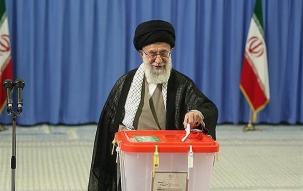 رهبر انقلاب اسلامی رای خود را به صندوق انداختند
