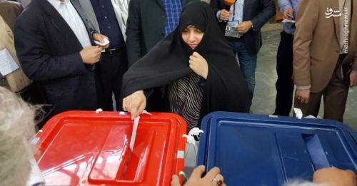 عکس/ همسر رئیسی در پای صندوق رای