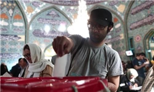 ایرانیان حضور پر رنگی پای صندوق‌های رأی دارند/ ایران عرصه نخستین انتخابات پس از توافق هسته‌ای است