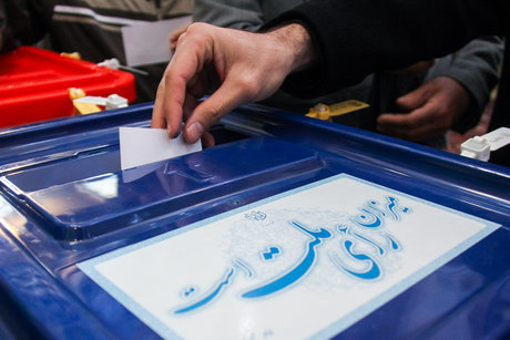 عکس/سردارسلیمانی با یک جانبازدرکنارصندوق رای