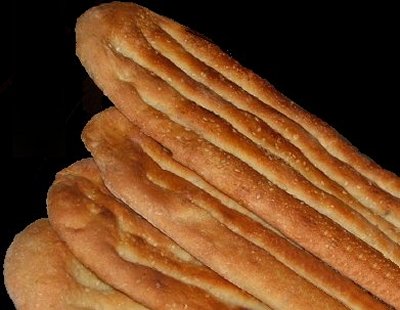 مردم از نانوایی نان قسطی می‌خرند