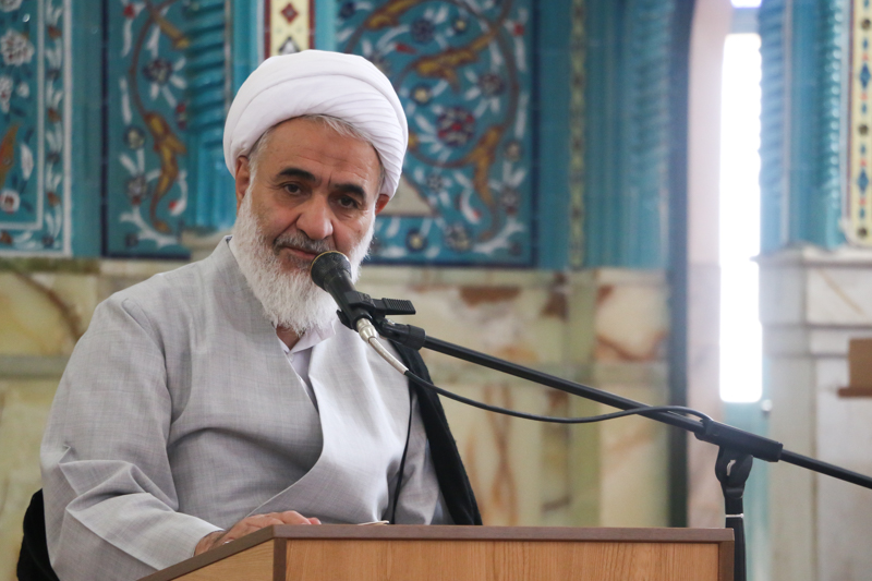 امام جمعه قزوین: اگر منطق شما این است که سیاهی لشگر هر طرف باشد حق آنجاست، آیا در صف یزید قرار می‌گرفتید؟!/ این منطق یعنی روزی که امام علی (ع) خانه نشین شد، به عضویت لشگر عمروعاص در می‌آمدید!