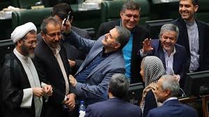 انتقاد شدید پسر شهید "همت" از نمایندگان سلفی‌بگیر