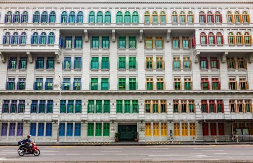 عکس/ پنجره‌های رنگارنگ در یک خیابان در سنگاپور