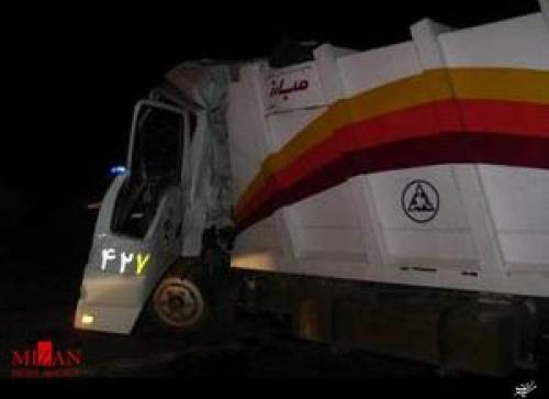 تصادف کامیون حمله زباله شهرداری با تیر برق