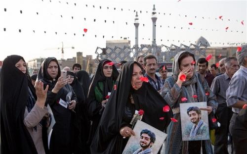 تشییع باشکوه پیکر شهید ححجی در تهران آغاز شد/ حضور گسترده مردم پایتخت برای وداع با شهید بی سر