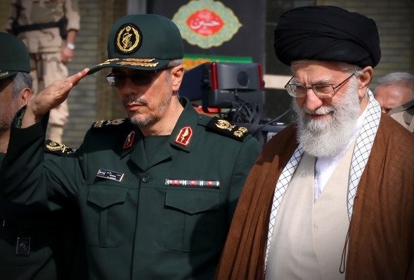 قدرت دفاعی کشور به هیچ‌وجه قابل مذاکره و معامله نیست/ اقتصاد کشور باید امن باشد؛ اقتصاد وابسته به نفت ناامن است
