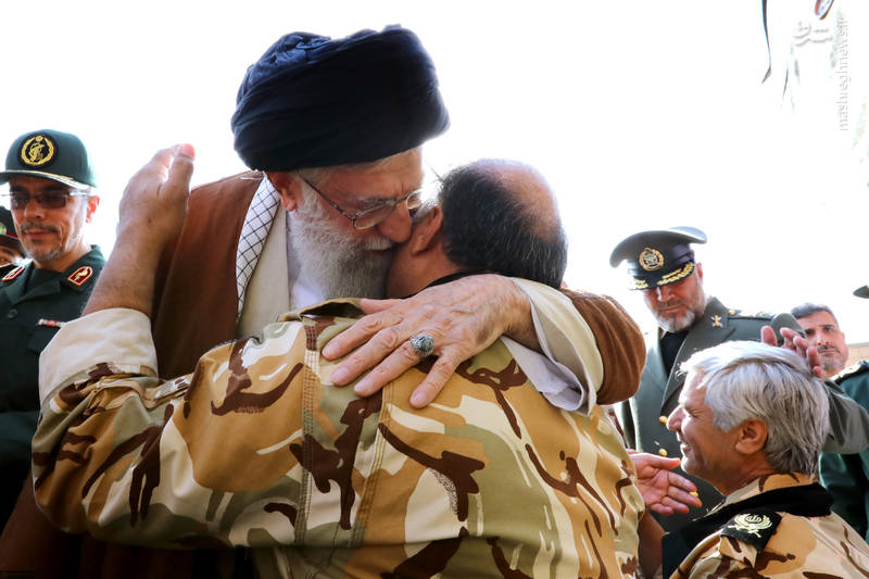  خوش‌وبش رهبرانقلاب با جانبازان ارتش+عکس