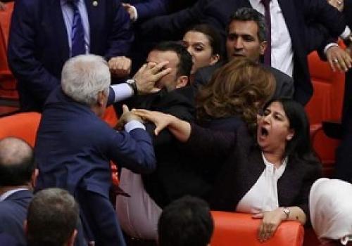 درگیری و کتک‌کاری در پارلمان اقلیم کردستان عراق