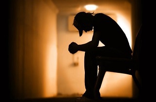 چگونه احساس تنهایی به سلامتی آسیب می زند؟