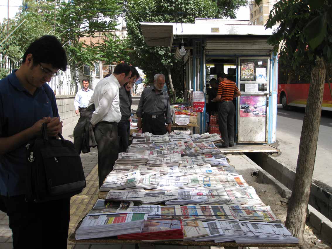 چرا روزنامه‌ها و مجلات روز به روز کم‌تر و سبک‌تر می‌شوند؟/ بحران بازار کاغذ همه را گرفتار کرده جز بخش دولتی