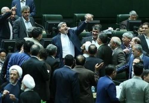 درگیری لفظی حامیان روحانی در مجلس