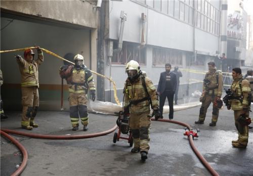 علت آتش‌سوزی مشخص شد/ افزایش احتمال ریزش ساختمان و محدودیت تردد در اطراف محل حادثه+عکس و فیلم