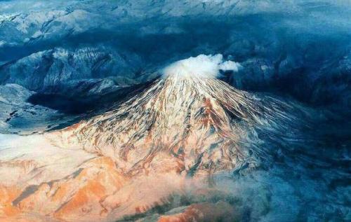 تصویری زیبا از قله دماوند+عکس
