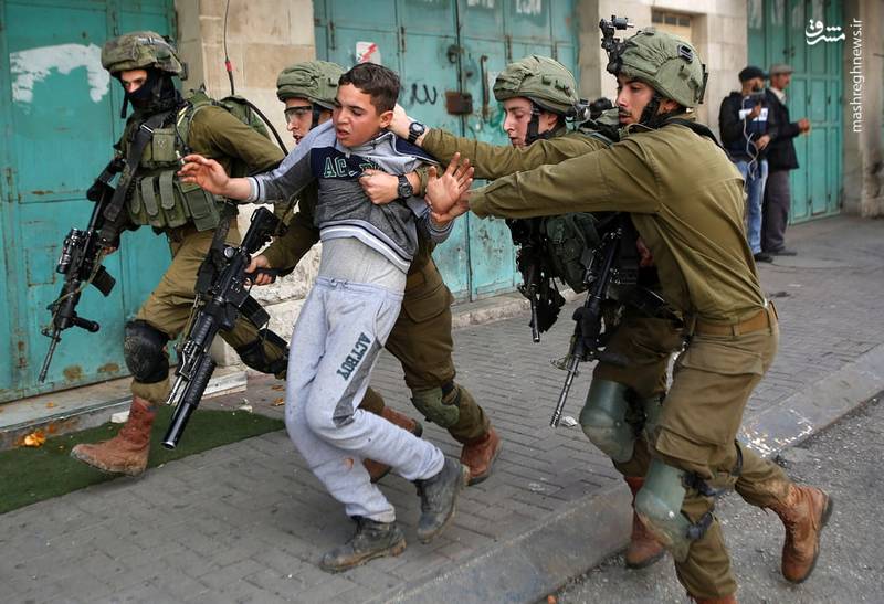 بازداشت وحشیانه نوجوان فلسطینی توسط اشغالگران+عکس