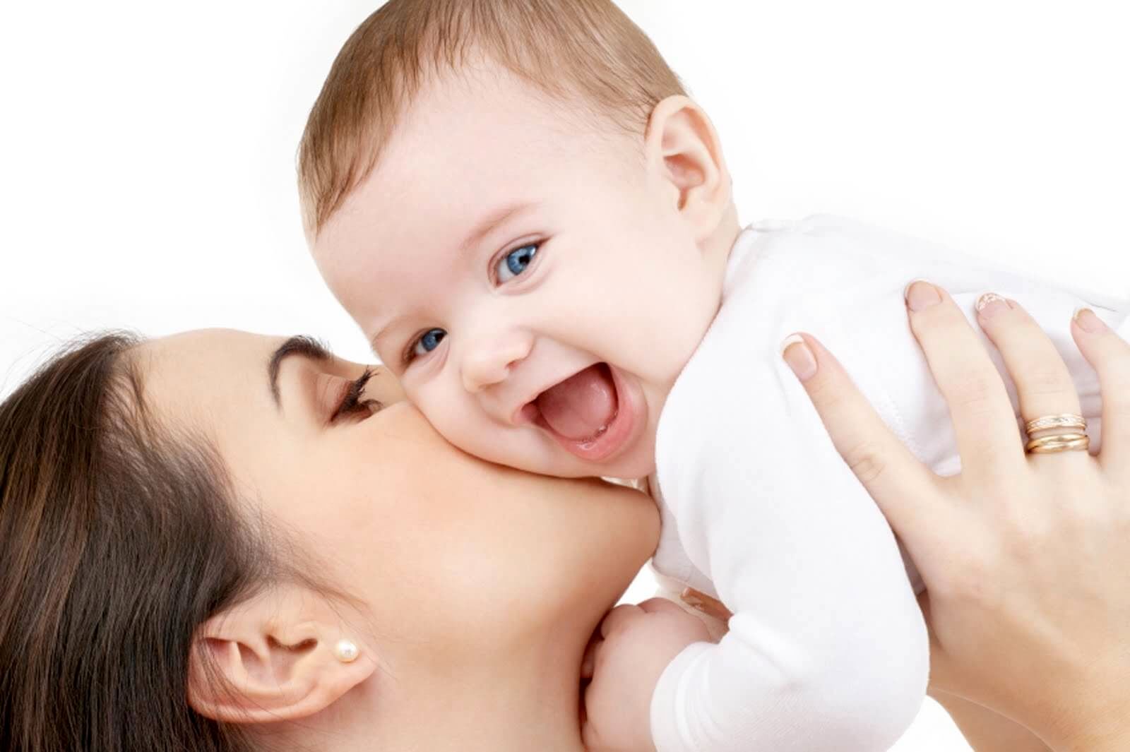 فواید شگفت انگیز بوسیدن کودک توسط والدین