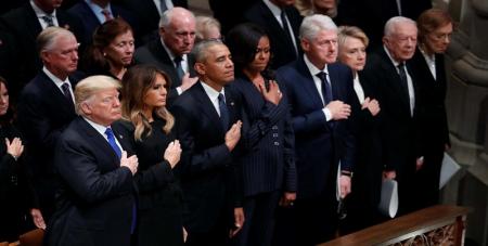 بی‌محلی دونالد ترامپ و هیلاری کلینتون در مراسم تشییع جنازه «بوش پدر» +فیلم