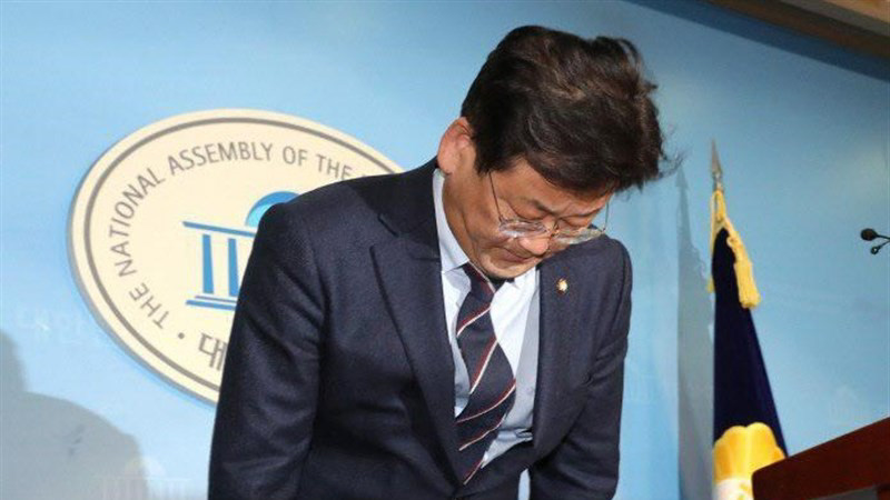 نماینده مجلس کره به‌ دلیل بدرفتاری با کارمند فرودگاه از مردم عذرخواهی کرد