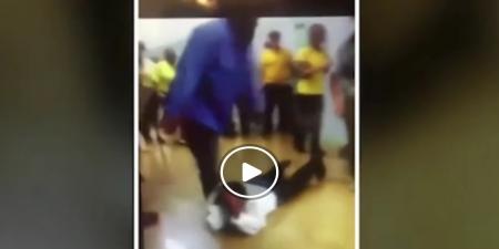 حمله غافلگیرانه دانش آموز به معلم در راهروی مدرسه!+فیلم