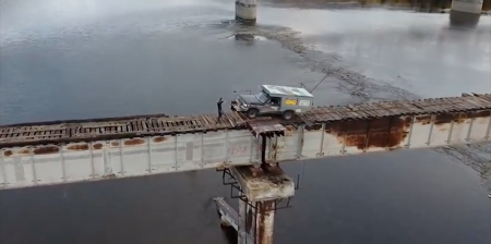 عبور راننده روس از روی خطرناک ترین پل روسیه!+فیلم