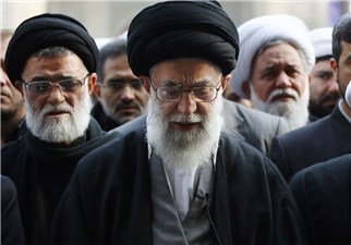  رهبر معظم انقلاب بر پیکر مرحوم آیت‌الله خوشوقت نماز خواندند