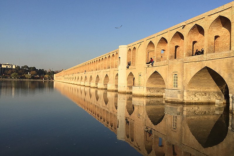 زاینده‌رود جاری می‌شود