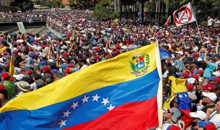 حرکت کاروان خودروهای زرهی ارتش ونزوئلا به سمت مرز کلمبیا