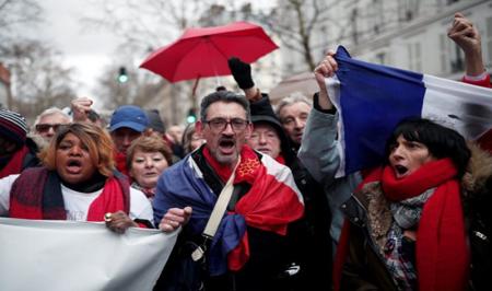 خیابان های فرانسه و اعتراض «شنل قرمزها»
