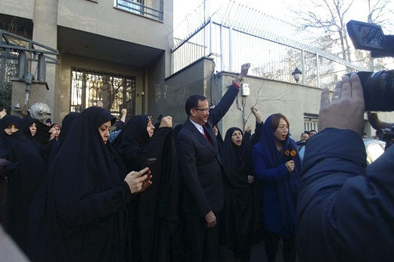 تجمع مردم تهران مقابل سفارت ونزوئلا با حضور سفیر این کشور در تهران