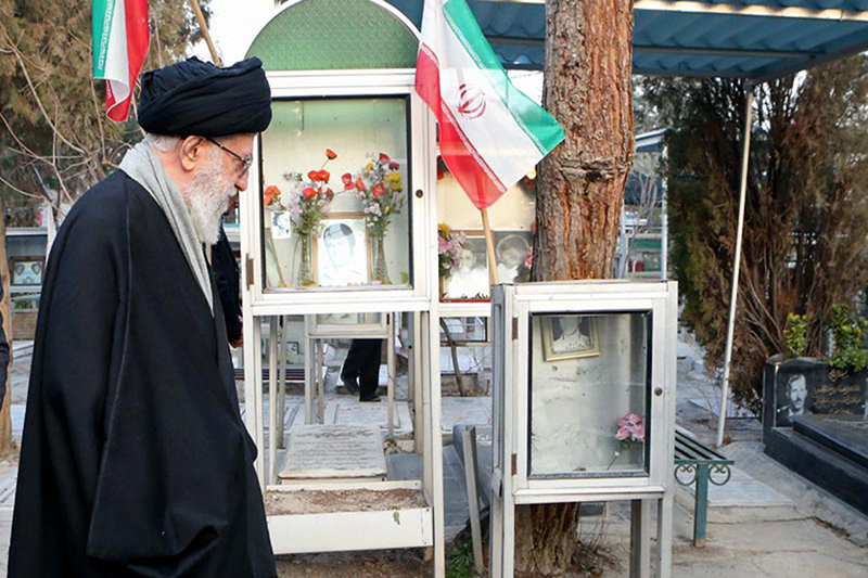 رهبر انقلاب از یکسانسازی قبور شهدا گلایه کردند