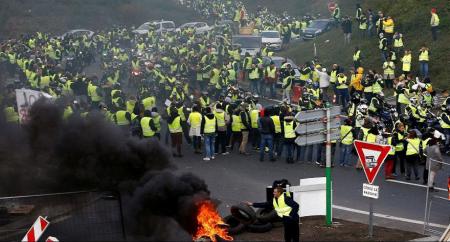 انفجار نارنجک پلیس فرانسه منجر به قطع مچ دست یکی از معترضان شد