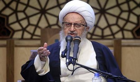 منفعت‌طلبان و تندروها در پی جدایی مردم از انقلاب هستند